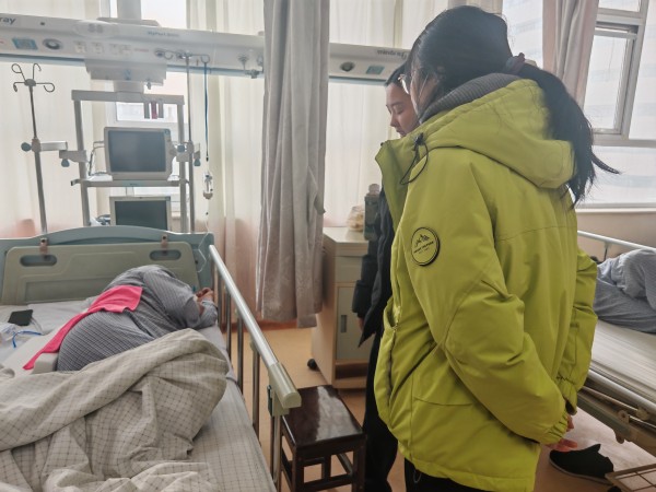 心系員工，溫暖人心-----公司探望患病員工家屬